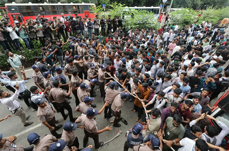 লাল চোখ নয়, মমতা দিয়ে শিক্ষার্থীদের হলে ফেরান